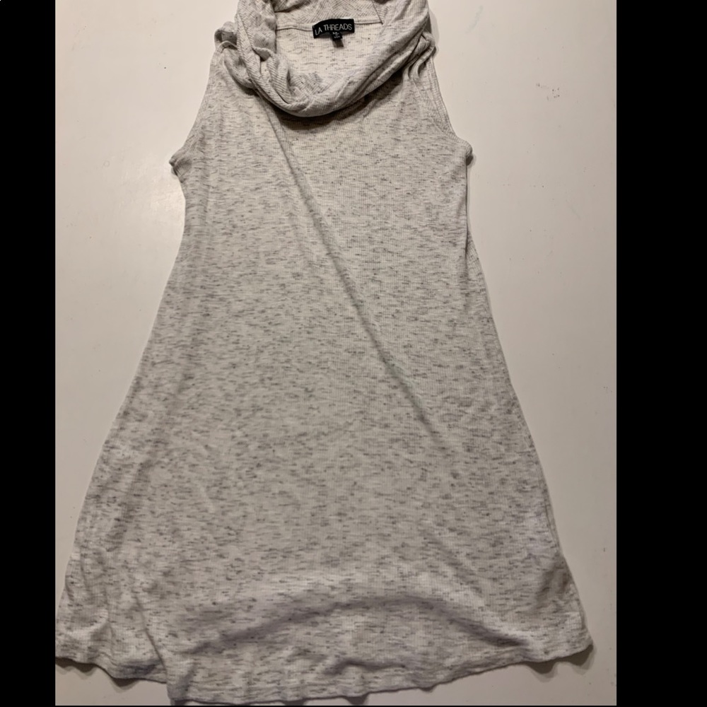 Cut off turtle neck blouse